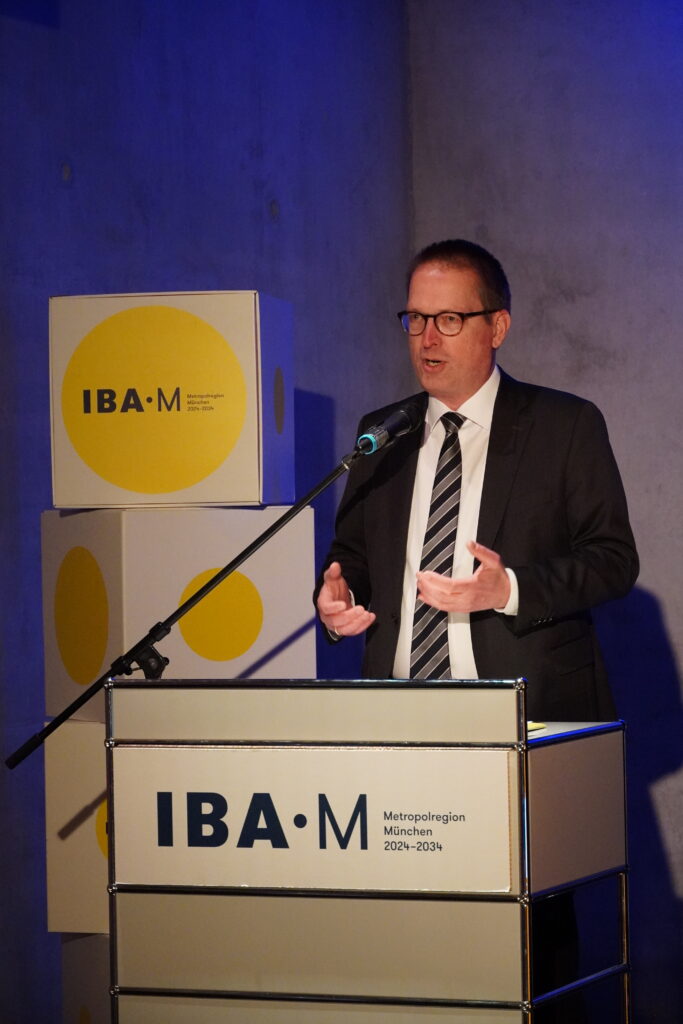 Prof. Dr. Georg Rosenfeld begrüßt die Gäste, © IBA-M